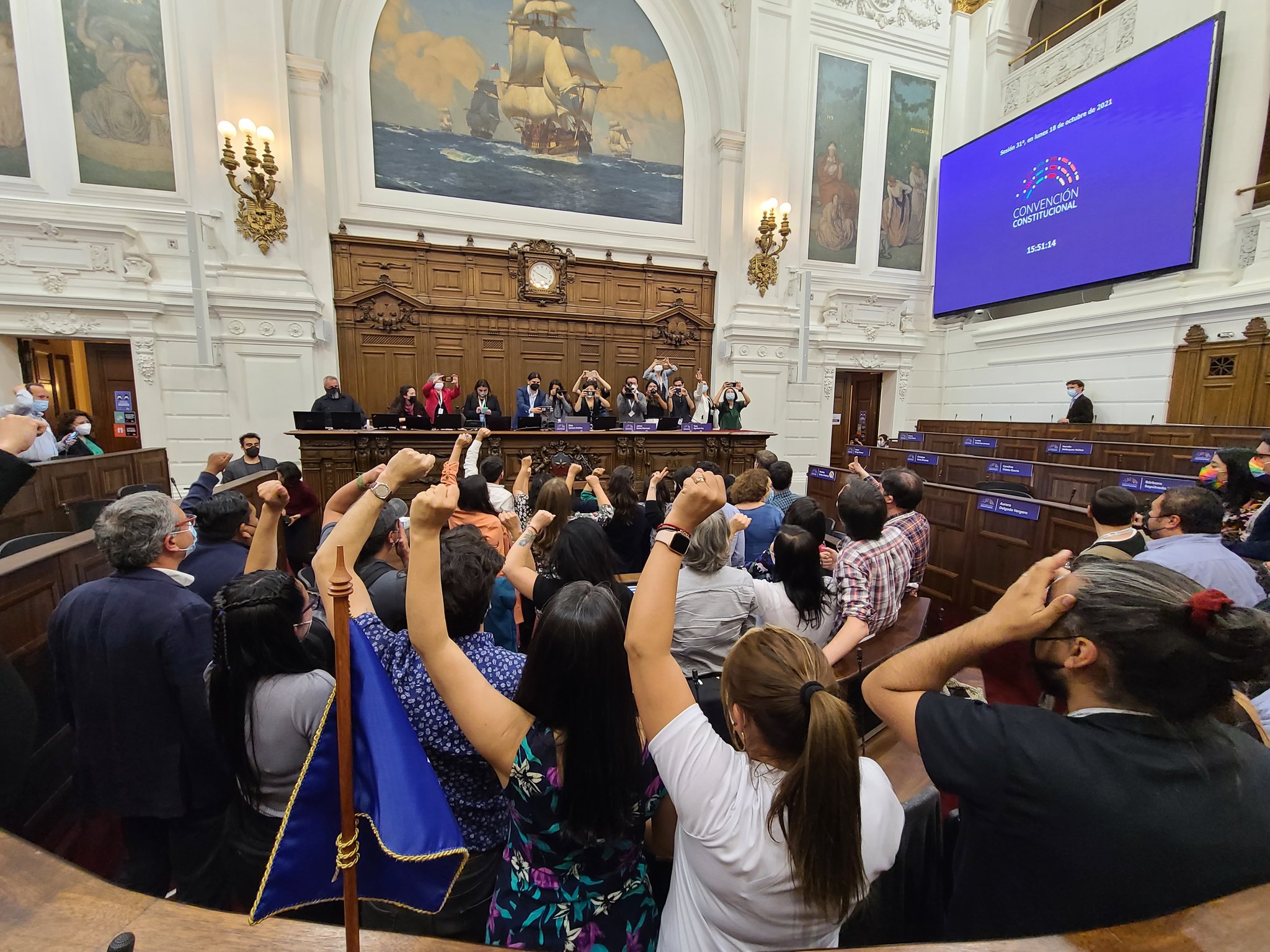 Constituyentes celebrando el inicio de actividades de la Asamblea